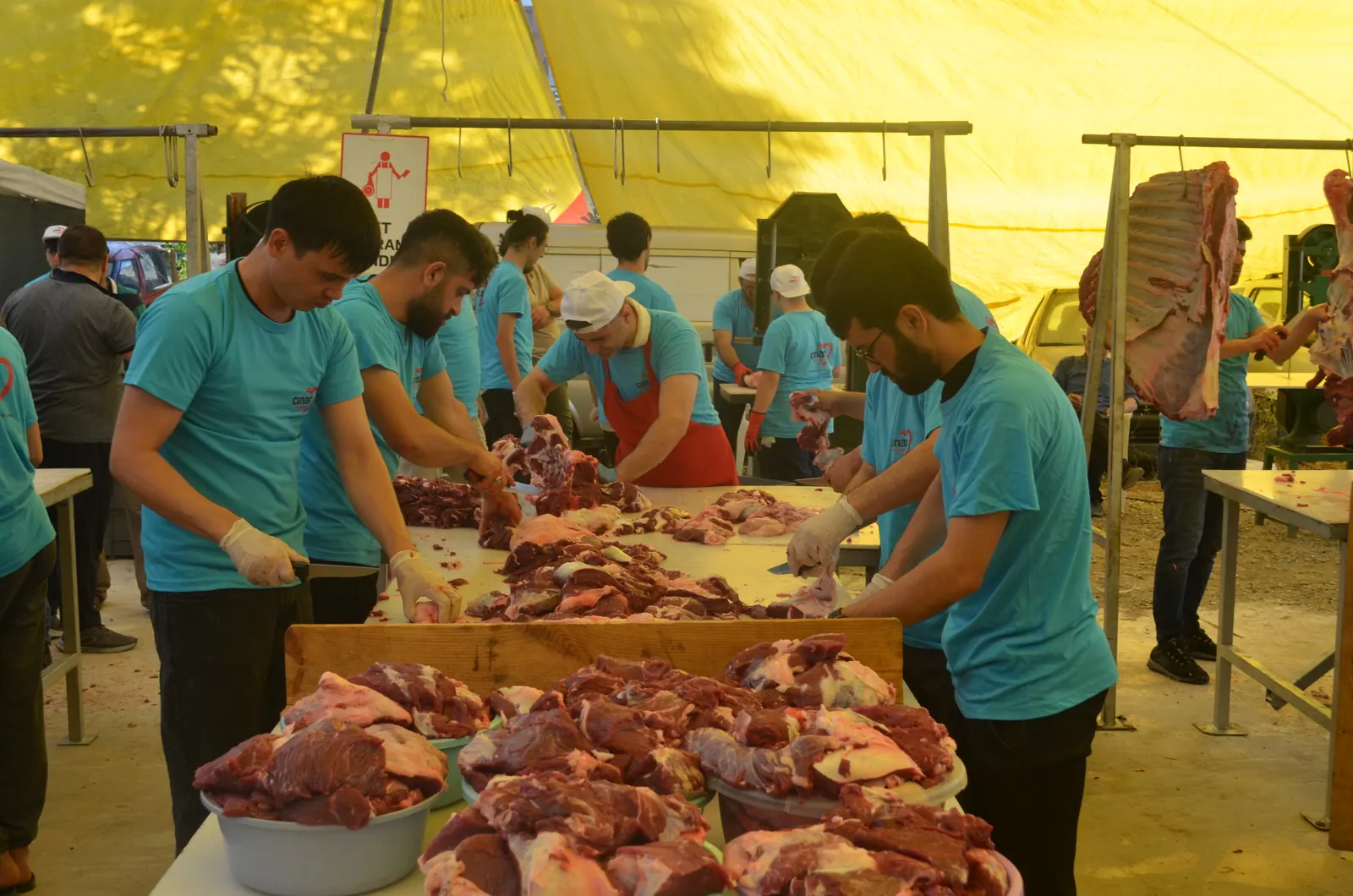 Et doğrama bandı — ekip çalışması